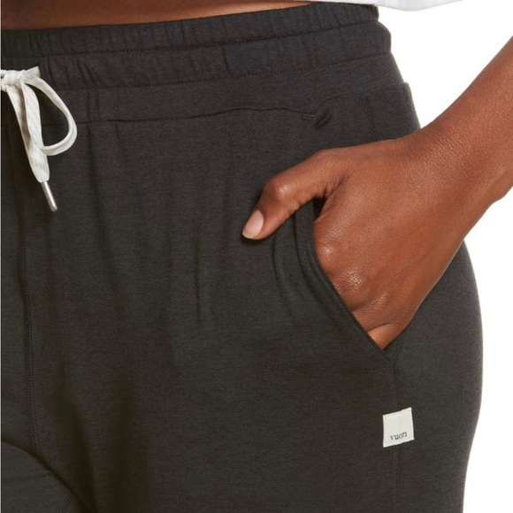 VUORI  Performance Jogger in charcoal heather - Picture 2 of 11